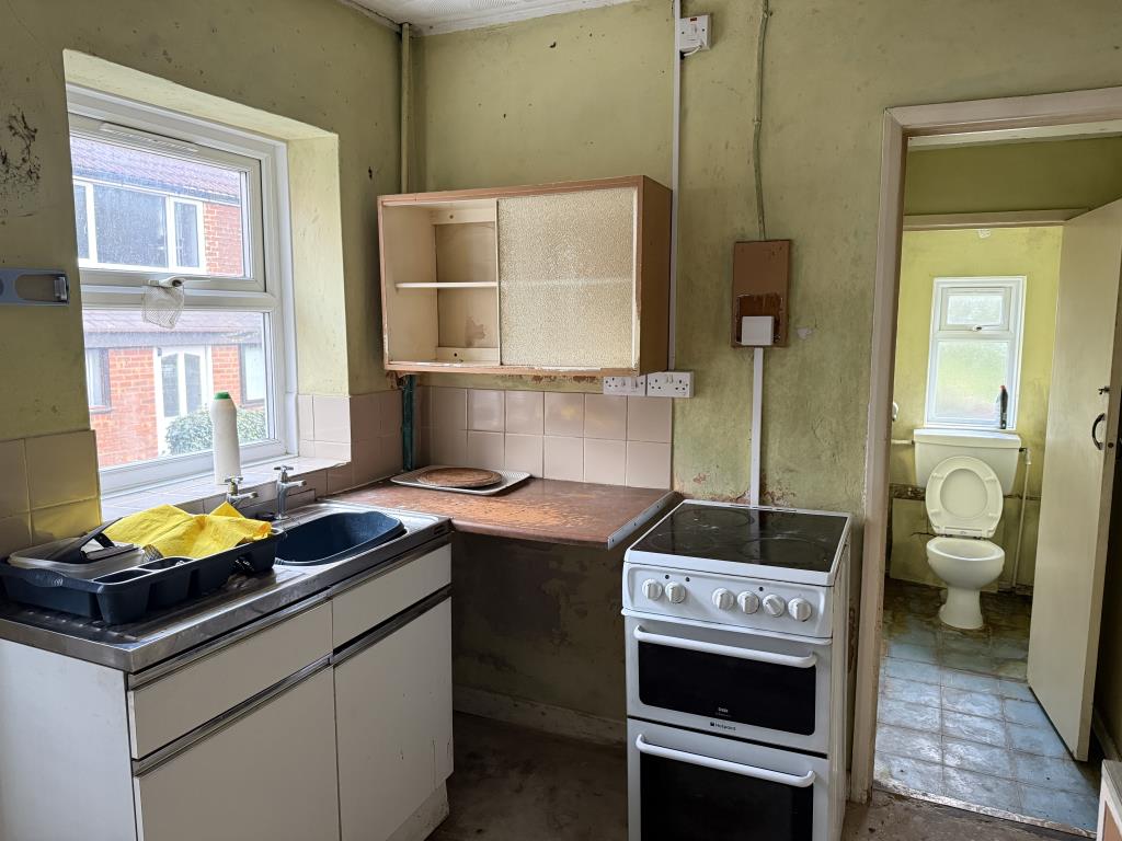 Lot: 105 - THREE-BEDROOM HOUSE IN NEED OF IMPROVEMENT - Kitchen